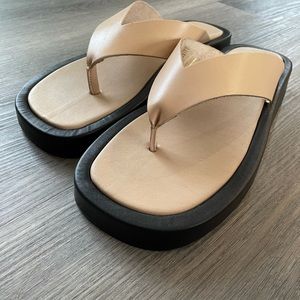 NEVER WORN Alohas Overcast Sandals in beige/black size EUR 40 (US 9)